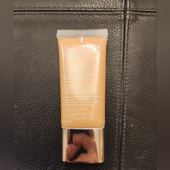 Clinique Stay-Matte Oil-Free Makeup Foundation In 05 Fair - Picture 7 of 8